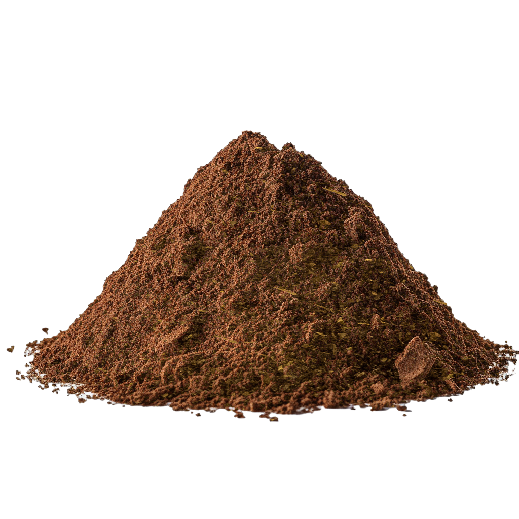 Tas de poudre de cacao isolé.
